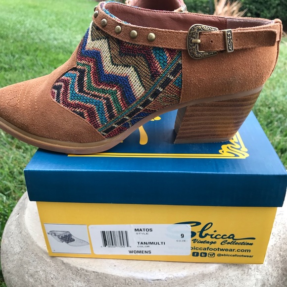 Western Booties Suede w/beautiful tapestry - Picture 4 of 7